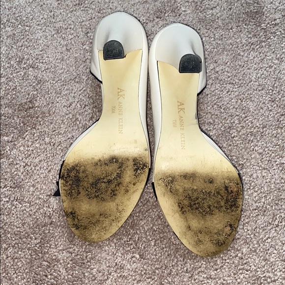 Anne Klein Demos Nude Leather Heel w/ Black Bow - Picture 5 of 14